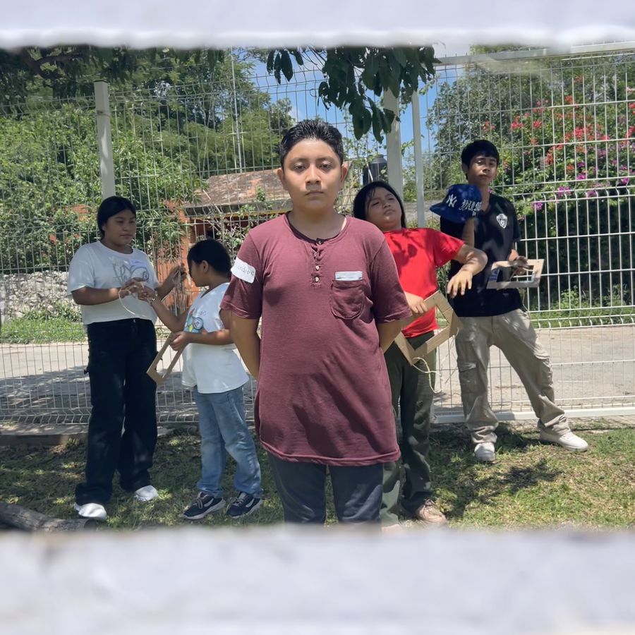 Grupo de adolescentes posando juntos al aire libre
