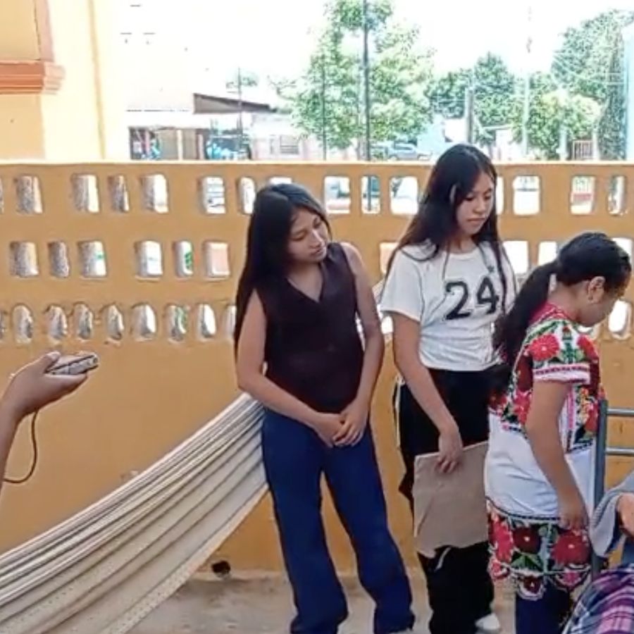 Adolescentes conversando durante una actividad del taller