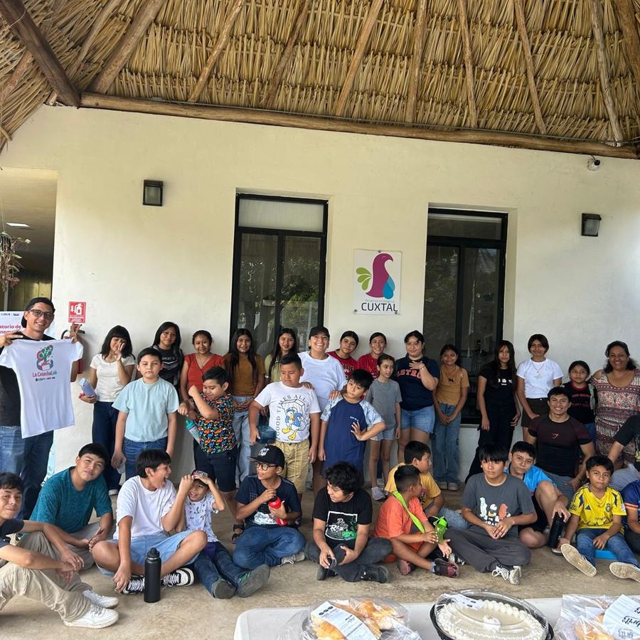 Foto grupal de participantes, facilitadores y equipo en el cierre del taller