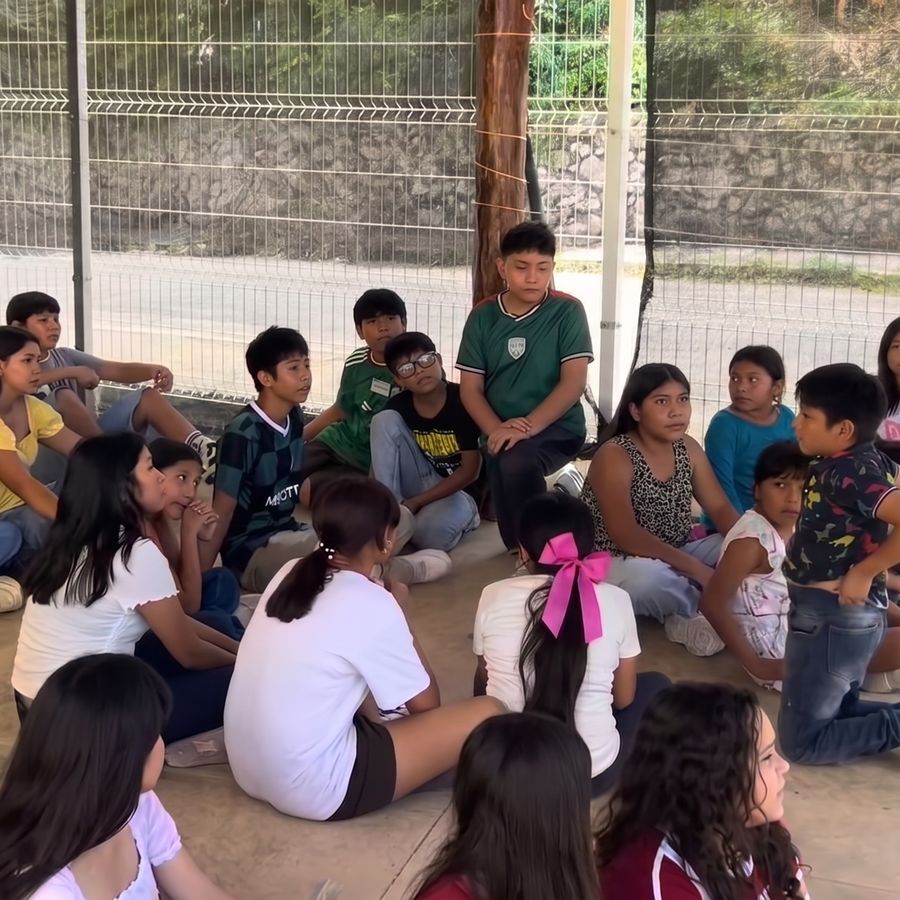 Adolescentes sentados en círculo conversando durante una dinámica al aire libre